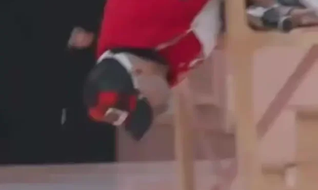 ببینید؛ مهران غفوریان از بالای دکور برنامه سقوط کرد ببینید؛ مهران غفوریان از بالای دکور برنامه سقوط کرد