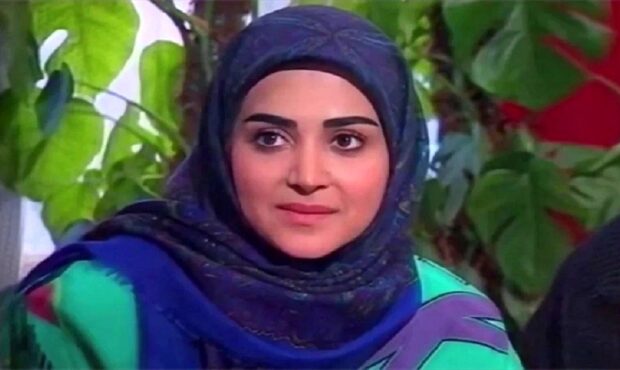 تفریح آذر خانمِ سریال پدر سالار در کنار دریا تفریح آذر خانمِ سریال پدر سالار در کنار دریا