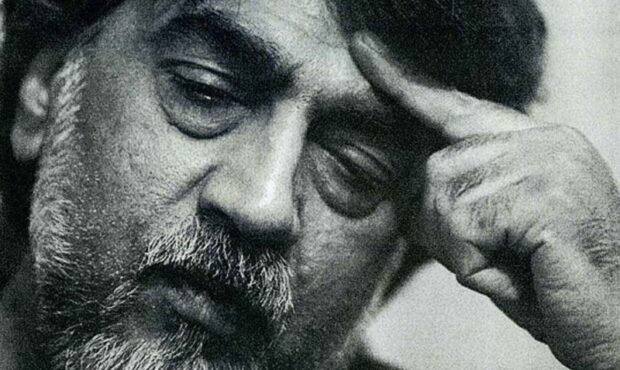 انتقادها به سنگ مزار قیصر: 18 سال است که کاری نمی‌کنند!