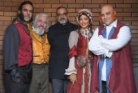 علیرضا قربانی به تماشای الیورتویست نشست علیرضا قربانی به تماشای الیورتویست نشست