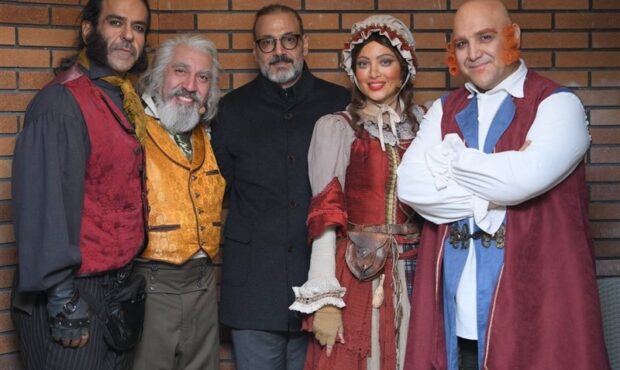 علیرضا قربانی به تماشای الیورتویست نشست علیرضا قربانی به تماشای الیورتویست نشست