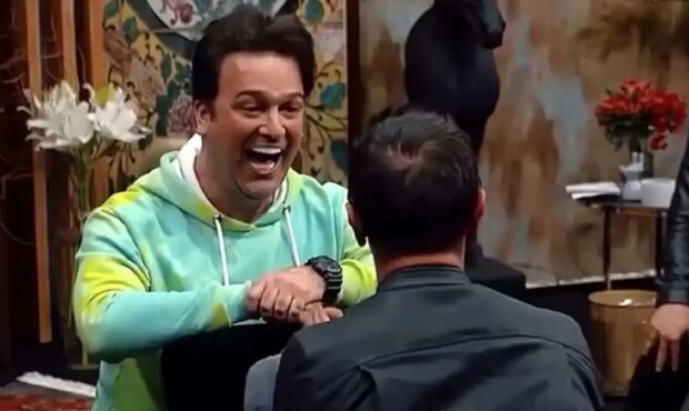 سکانس خندان / حامد آهنگی صورتش نقص عضو شد انقدر شکلک درآورد حیایی بخنده ببازه سکانس خندان / حامد آهنگی صورتش نقص عضو شد انقدر شکلک درآورد حیایی بخنده ببازه