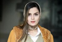 تصاویر؛ استایل رسمی و شیک غزاله اکرمی در اکران «شاه نقش»؛ بازیگر با جلیقه و پالتوی خزدار