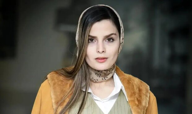 تصاویر؛ استایل رسمی و شیک غزاله اکرمی در اکران «شاه نقش»؛ بازیگر با جلیقه و پالتوی خزدار