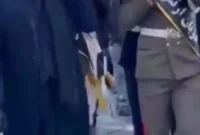 فیلم / ضجه های بهرام رادان و مادرش در مراسم خاکسپاری پدرش …/ هیچ بازیگری حضور نداشت و این خیلی …. از حمل تابوت توسط آقای بازیگر و ریختن خاک روی قبر پدر …