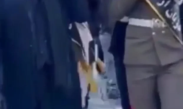 فیلم / ضجه های بهرام رادان و مادرش در مراسم خاکسپاری پدرش …/ هیچ بازیگری حضور نداشت و این خیلی …. از حمل تابوت توسط آقای بازیگر و ریختن خاک روی قبر پدر … فیلم / ضجه های بهرام رادان و مادرش در مراسم خاکسپاری پدرش …/ هیچ بازیگری حضور نداشت و این خیلی …. از حمل تابوت توسط آقای بازیگر و ریختن خاک روی قبر پدر …