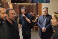 حضور احساسی و دلگرم کننده نیلوفر پارسا در مراسم ختم پدر پارتنرش در سریال «آوای باران»، سیاوش خیرابی+ تسلیت ویژه مژده لواسانی