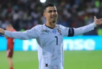 رونالدو: آرایشگرم 15 ساله موهامو کوتاه میکنه و همیشه 50 یورو ازم پول میگیره یه روز گفت ماشینش خراب شده منم با یه لامبورگینی رفتمو کلید رو دادم بهش؛ گریه می کرد و نمی تونست صحبت کنه