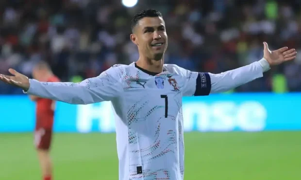 رونالدو: آرایشگرم 15 ساله موهامو کوتاه میکنه و همیشه 50 یورو ازم پول میگیره یه روز گفت ماشینش خراب شده منم با یه لامبورگینی رفتمو کلید رو دادم بهش؛ گریه می کرد و نمی تونست صحبت کنه رونالدو: آرایشگرم 15 ساله موهامو کوتاه میکنه و همیشه 50 یورو ازم پول میگیره یه روز گفت ماشینش خراب شده منم با یه لامبورگینی رفتمو کلید رو دادم بهش؛ گریه می کرد و نمی تونست صحبت کنه