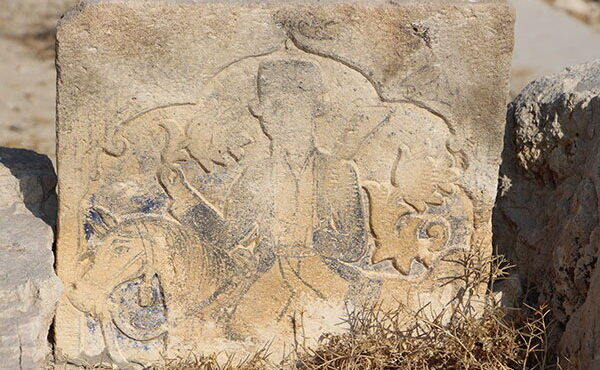 جویندگان گنج گورستان قاجاری را زیر و رو کردهاند جویندگان گنج گورستان قاجاری را زیر و رو کردهاند