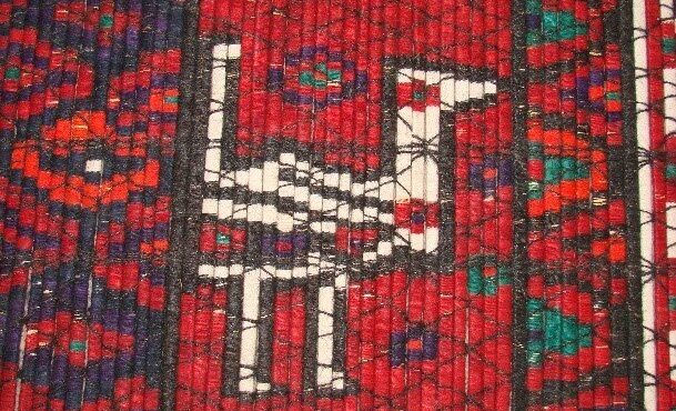 زنانی که از نی و موی بز دیوار زندگی می‌سازند