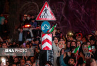 رونمایی از مجسمه «زانو زنندگان برابر ایران» در میدان انقلاب اسلامی