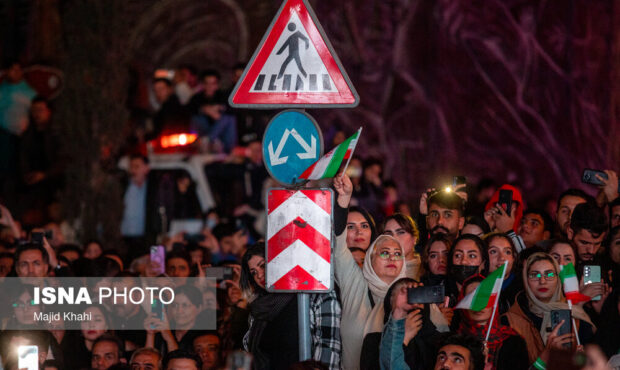 رونمایی از مجسمه «زانو زنندگان برابر ایران» در میدان انقلاب اسلامی