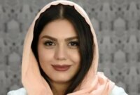 عکس / جشن تولد فوق لوکس آزاده زارعی، بازیگر سریال آوای باران با تم سبزرنگ / کیک تولد سه بعدی سبز و طلایی و لباس خوش رنگ و استایل خانم بازیگر