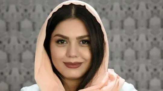 عکس / جشن تولد فوق لوکس آزاده زارعی، بازیگر سریال آوای باران با تم سبزرنگ / کیک تولد سه بعدی سبز و طلایی و لباس خوش رنگ و استایل خانم بازیگر