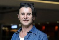 امین حیایی با پیراهن لی و عینک تیره در اکران «غریزه»/ استقبال مردم از ستاره سینما