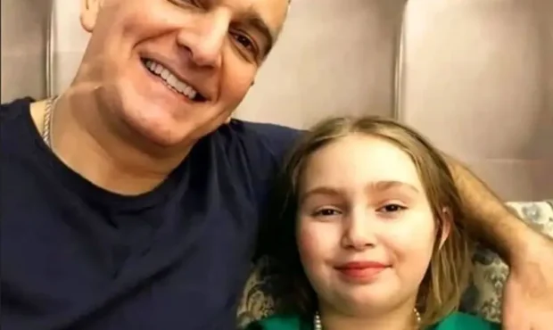 رونمایی از دختر زیبا و موطلایی بیژن بنفشه خواه، شوهر جراح خانم شیرزاد سریال ساختمان پزشکان/ دخترش چقدر شبیه اروپایی هاست