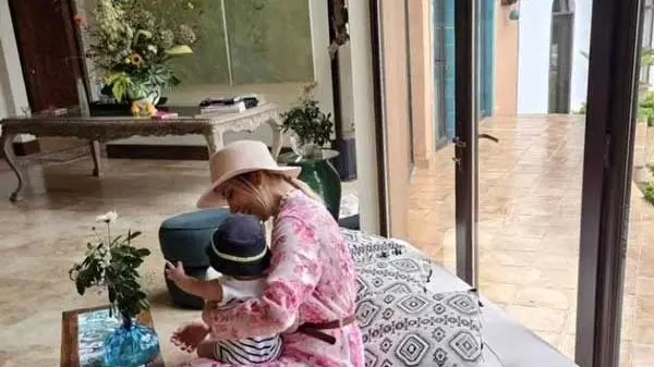 نگاهی به سفر های لوکس مینا مختاری، همسر بهرام رادان/ از اولین سفر خانوادگیشان به خارج از ایران با پسر 8 ماههاش نگاهی به سفر های لوکس مینا مختاری، همسر بهرام رادان/ از اولین سفر خانوادگیشان به خارج از ایران با پسر 8 ماههاش