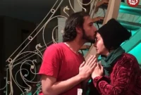 «پسر کتایون ریاحی» در حال بوسیدن پیشانی مادرش