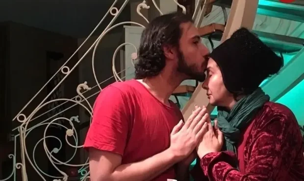 «پسر کتایون ریاحی» در حال بوسیدن پیشانی مادرش