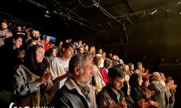 نمایش «بكش تا زنده بمانی» آغاز شد/ روایتی از زندگی بازندهها نمایش «بكش تا زنده بمانی» آغاز شد/ روایتی از زندگی بازندهها