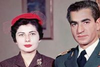 قاب تاریخ | «محمدرضا پهلوی» در حال ورود به مراسم دومین عروسی‌اش با ملکه دوم در کاخ مرمر تهران