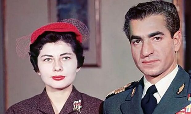 قاب تاریخ | «محمدرضا پهلوی» در حال ورود به مراسم دومین عروسی‌اش با ملکه دوم در کاخ مرمر تهران