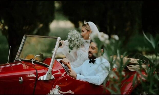 فیلم / خوانندگی با شکوهپسر ناصر عبداللهی در رستوران بهرام رادان و مینا مختاری/ صداش چقدر شبیه مرحوم پدرشه …