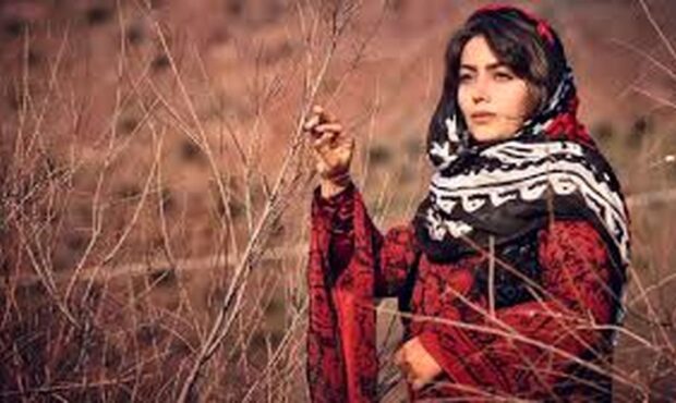 قاب تاریخ| «روژان» در پشت صحنه سریال نون خ 5؛ سال 1402