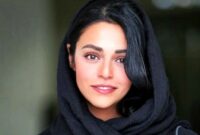 چهره مغموم سوگل خلیق در یک عکس سیاه و سفید