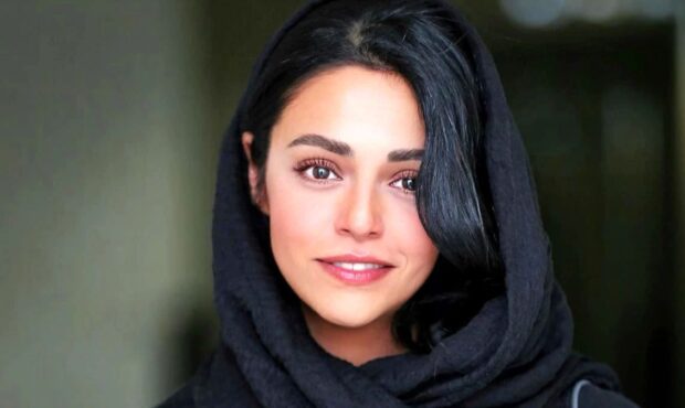 چهره مغموم سوگل خلیق در یک عکس سیاه و سفید