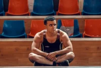 علی شادمان خواب‌آلود با پتوی قرمز پس از جشن پرحاشیه تولدش: امروز جام تولد و آرزو را بالا گرفتم و گفتم که سلامتی همه…