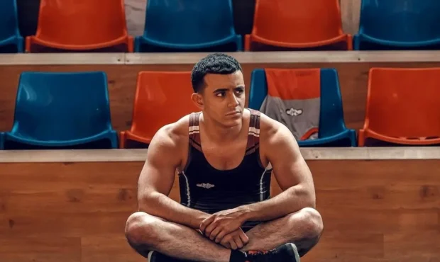 علی شادمان خواب‌آلود با پتوی قرمز پس از جشن پرحاشیه تولدش: امروز جام تولد و آرزو را بالا گرفتم و گفتم که سلامتی همه…