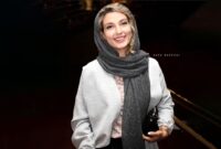 نگاهی به سلیقه عروس‌پسند حدیث میرامینی در چیدمان دکوراسیون آپارتمان نورگیر و دلبازش؛ از ناهار خوری چوبی و عتیقه تا سِت بودن رنگ مبلمان و پرده‌های پذیرایی