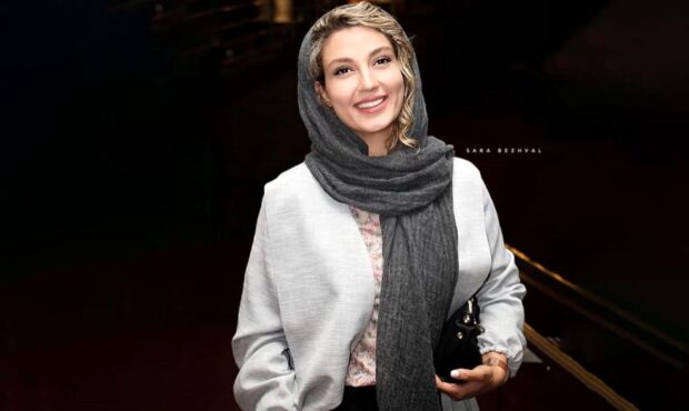 نگاهی به سلیقه عروس‌پسند حدیث میرامینی در چیدمان دکوراسیون آپارتمان نورگیر و دلبازش؛ از ناهار خوری چوبی و عتیقه تا سِت بودن رنگ مبلمان و پرده‌های پذیرایی