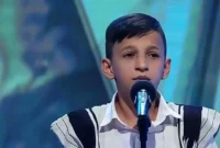 عکس / نگاهی به چیدمان اصیل خانه آرمان امیدی با رنگ طلایی و آبی درباری / مبلمان سلطنتی، فرش طرح شاه عباسی و کریستال های دکوری