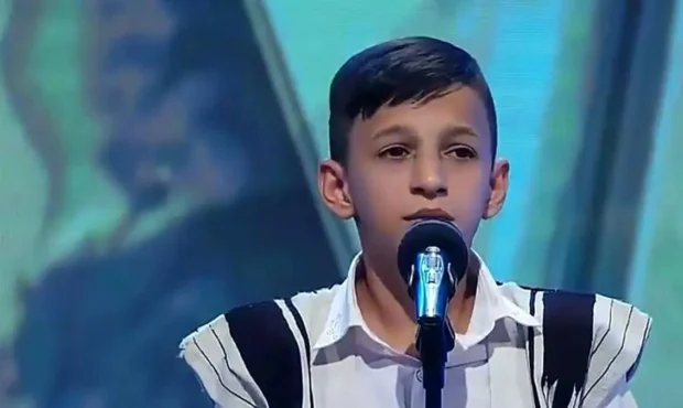 عکس / نگاهی به چیدمان اصیل خانه آرمان امیدی با رنگ طلایی و آبی درباری / مبلمان سلطنتی، فرش طرح شاه عباسی و کریستال های دکوری