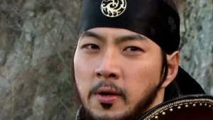 نگاهی به چیدمان منزل شیک و مدرن جومونگ و همسر وکیلش / از کمد دیواری و مبلمان کلاسیک تا تابلو دیواری هنری