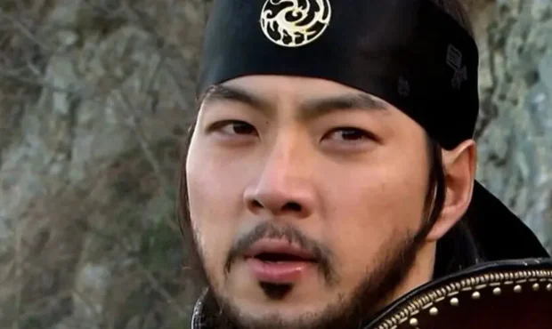 نگاهی به چیدمان منزل شیک و مدرن جومونگ و همسر وکیلش / از کمد دیواری و مبلمان کلاسیک تا تابلو دیواری هنری