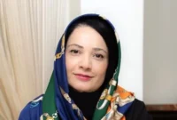 نگاهی به دکوراسیون منزل نسرین نصرتی، فهیمه سریال پایتخت / از پرده های تور فرانسه، میز ناهارخوری نوستالژی کنده کاری شده، نمای ساختمان قدیمی