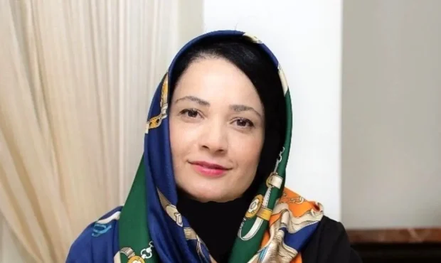 نگاهی به دکوراسیون منزل نسرین نصرتی، فهیمه سریال پایتخت / از پرده های تور فرانسه، میز ناهارخوری نوستالژی کنده کاری شده، نمای ساختمان قدیمی